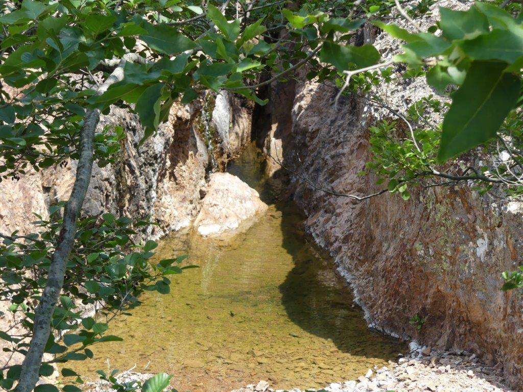 042 au pied des rochers